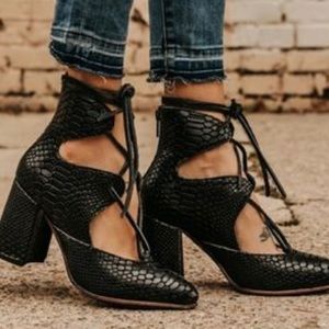 NEW Freebird “Joyce” Shoes, size 7 “Black Snake”